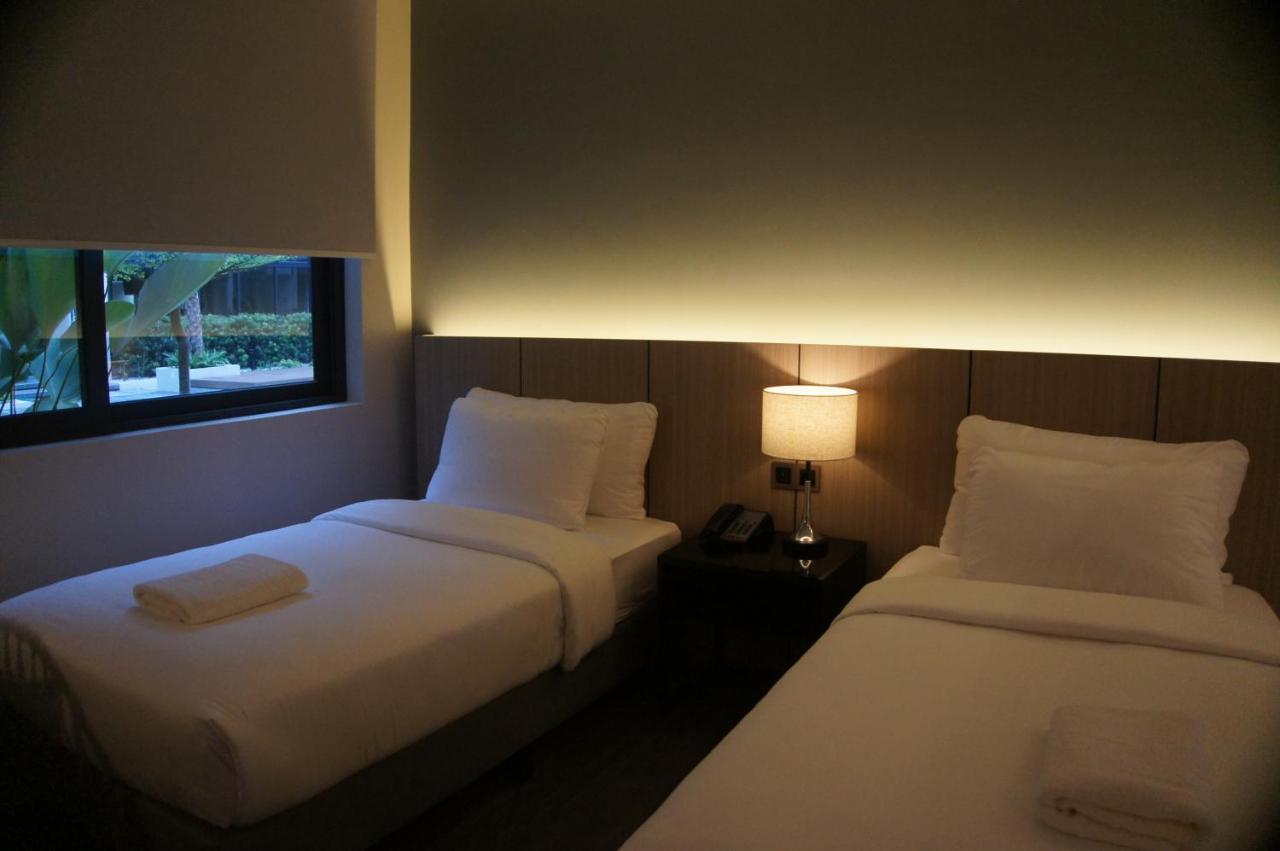 The Maximilian Hotel Cauayan City  Exterior photo