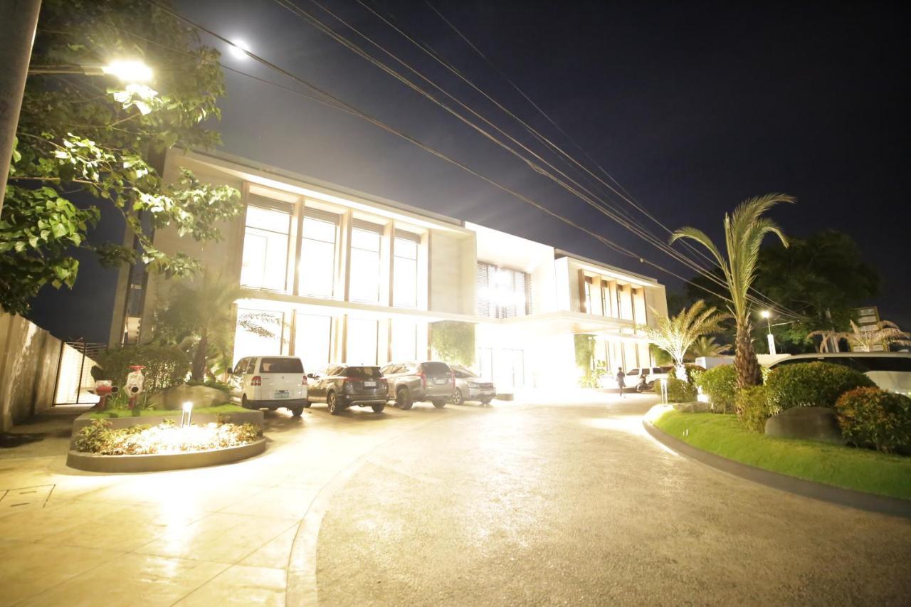 The Maximilian Hotel Cauayan City  Exterior photo