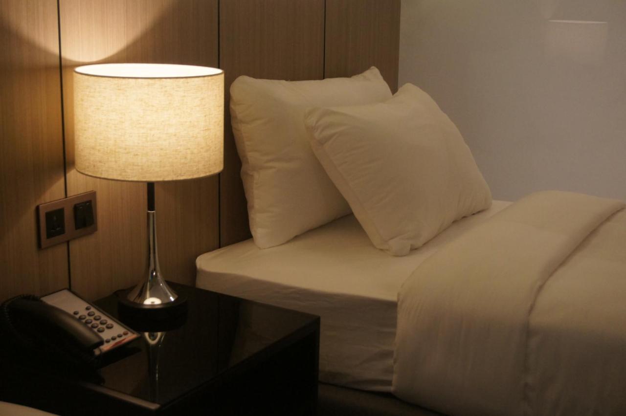 The Maximilian Hotel Cauayan City  Exterior photo