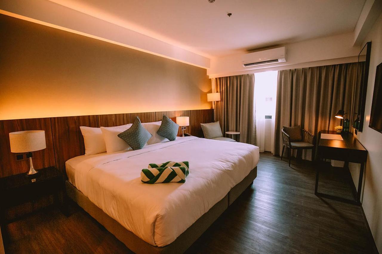 The Maximilian Hotel Cauayan City  Exterior photo