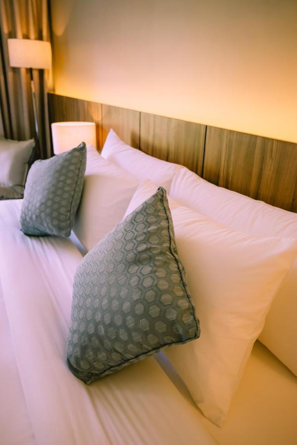 The Maximilian Hotel Cauayan City  Exterior photo